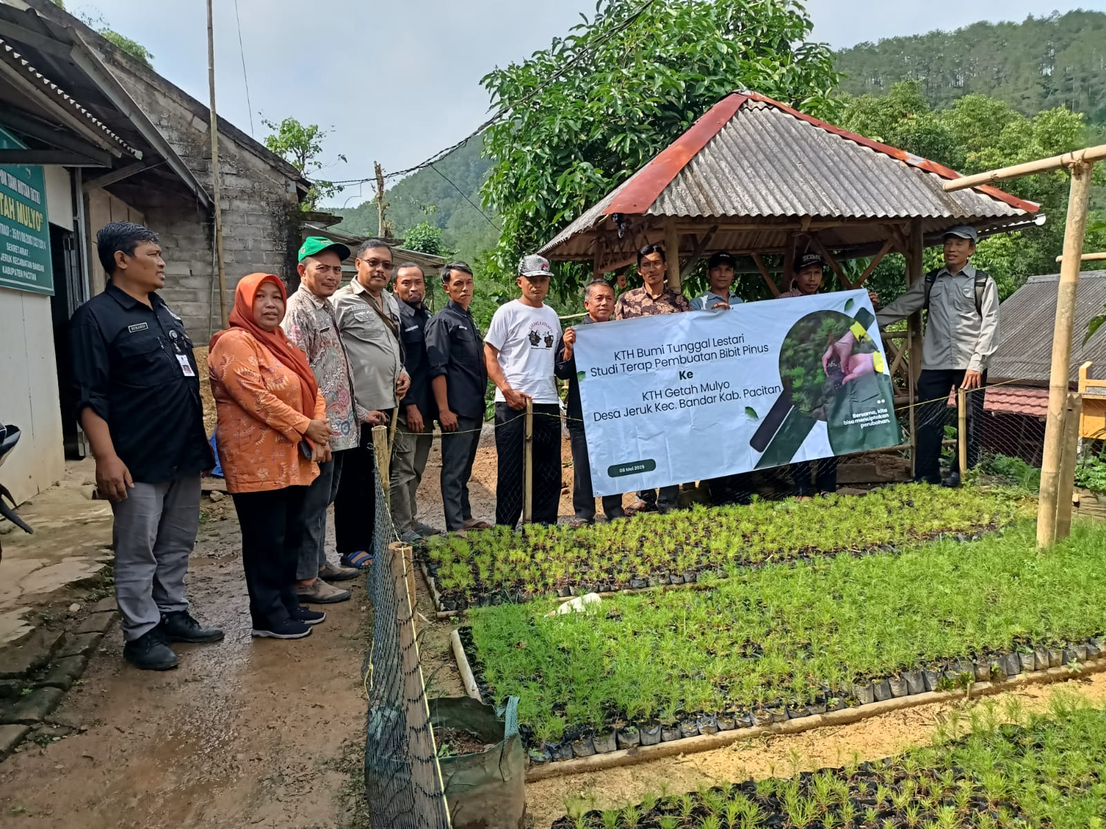 KUNJUNGAN KELOMPOK TANI HUTAN (KTH) BUMI TUNGGAL LESTARI KE KELOMPOK TANI HUTAN (KTH) GETAH MULYO