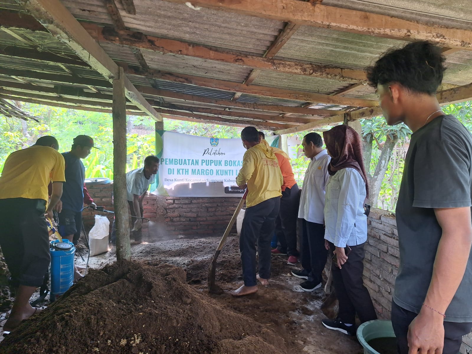 PELATIHAN PEMBUATAN PUPUK ORGANIK PLUS-PLUS DI KELOMPOK TANI HUTAN (KTH) MARGO KUNTI LESTARI DESA KUNTI KECAMATAN SAMPUNG KABUPATEN PONOROGO